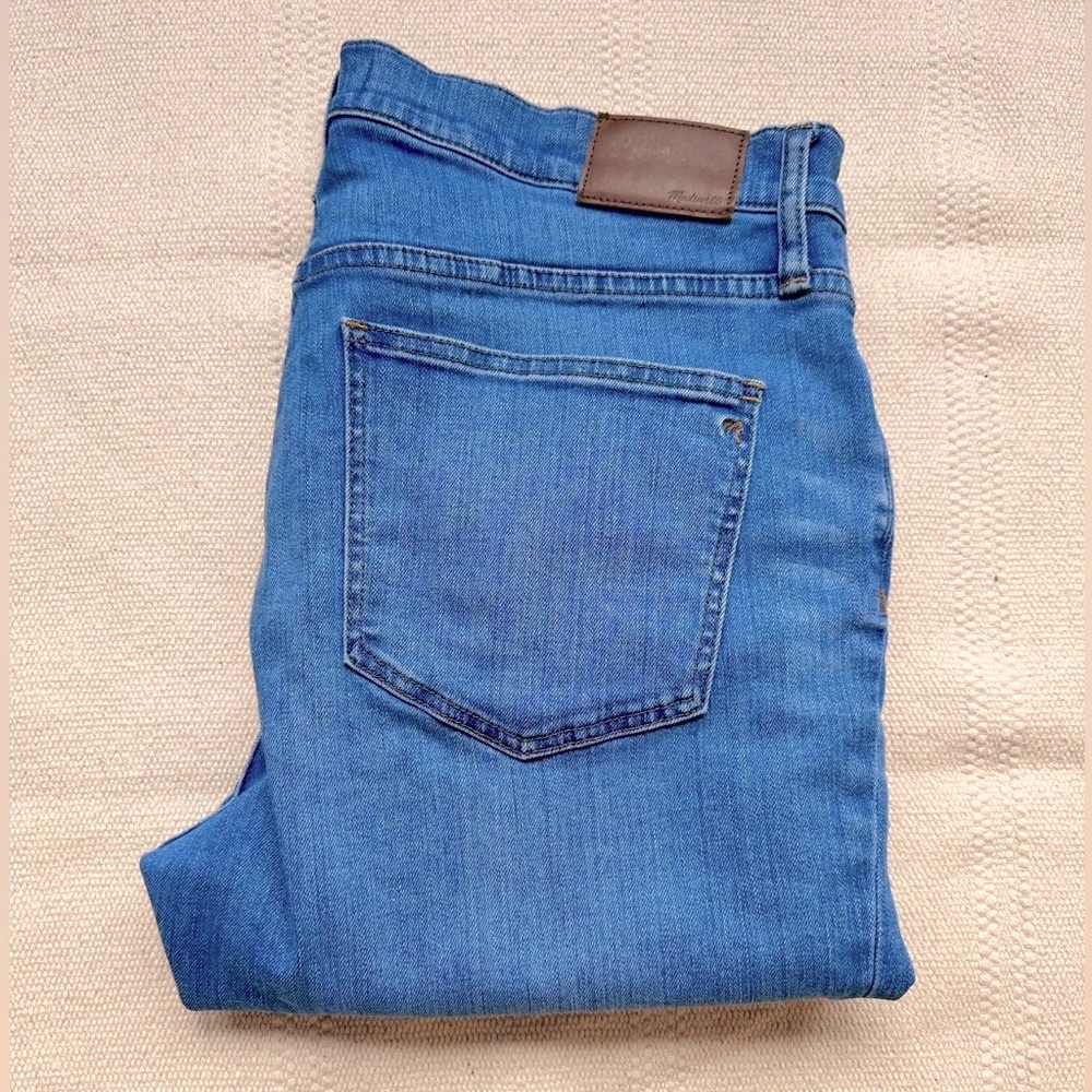 Madewell 9” High-Rise Skinny. Size 32. Medium blue with distressed details.